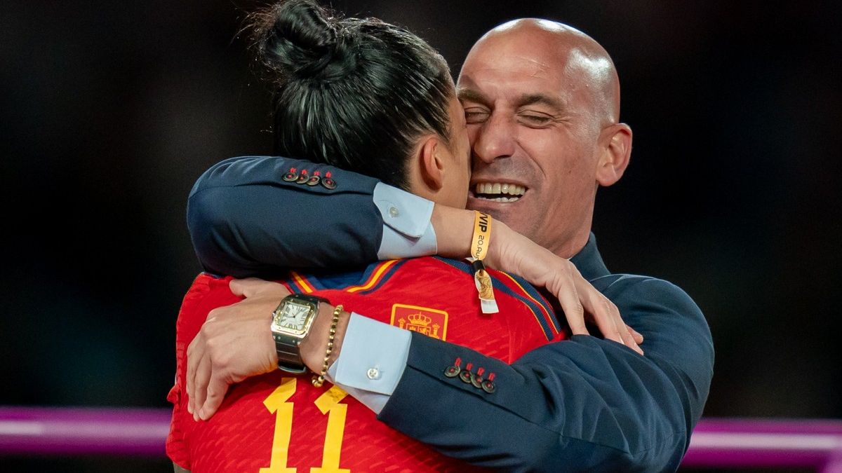 Fotbalové MeToo. Španělskem dál otřásá aféra „líbajícího šéfa“ svazu